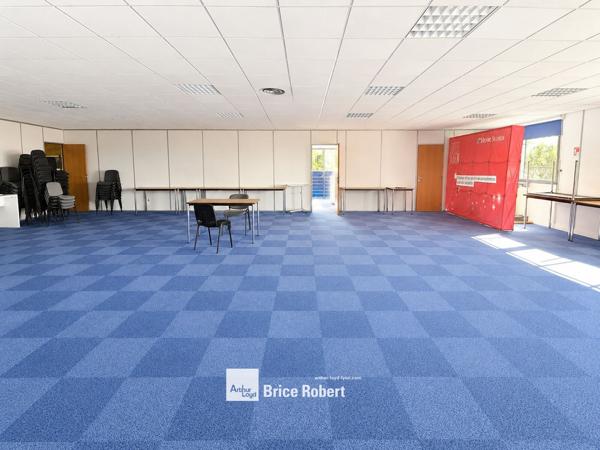 Location bureaux avec entrepôt à Limonest visibilité commerciale proche A6