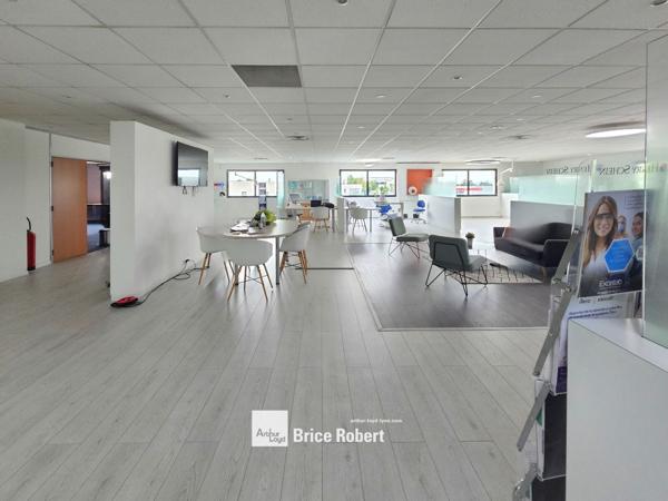 Location bureaux avec entrepôt à Limonest visibilité commerciale proche A6