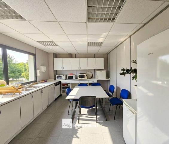 Location bureaux avec entrepôt à Limonest visibilité commerciale proche A6