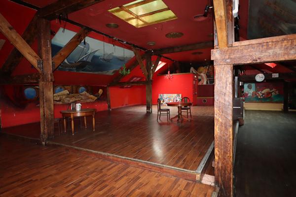 proche Rouen, cet ensemble immobilier chargé d'histoire à marqué les nuits Rouennaises des années 80, et bénéficie encore aujourd'hui d'une forte notoriété locale.