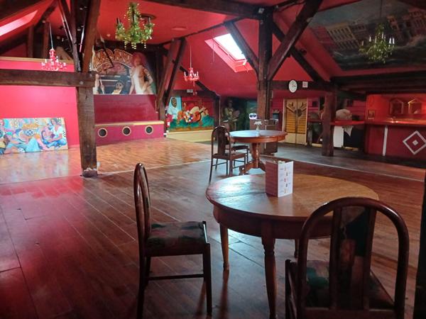 proche Rouen, cet ensemble immobilier chargé d'histoire à marqué les nuits Rouennaises des années 80, et bénéficie encore aujourd'hui d'une forte notoriété locale.