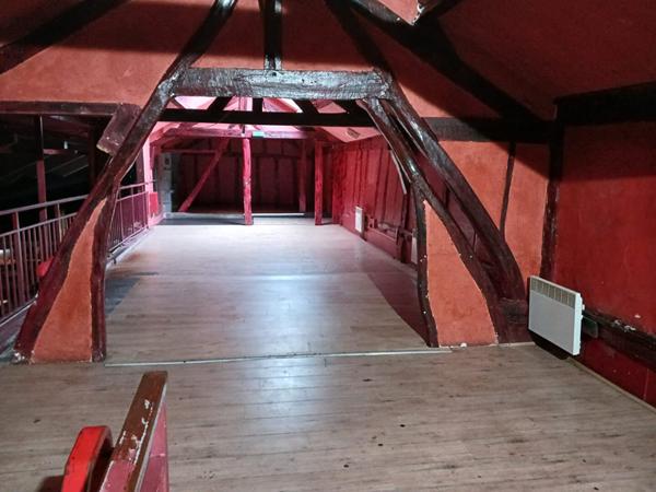 proche Rouen, cet ensemble immobilier chargé d'histoire à marqué les nuits Rouennaises des années 80, et bénéficie encore aujourd'hui d'une forte notoriété locale.