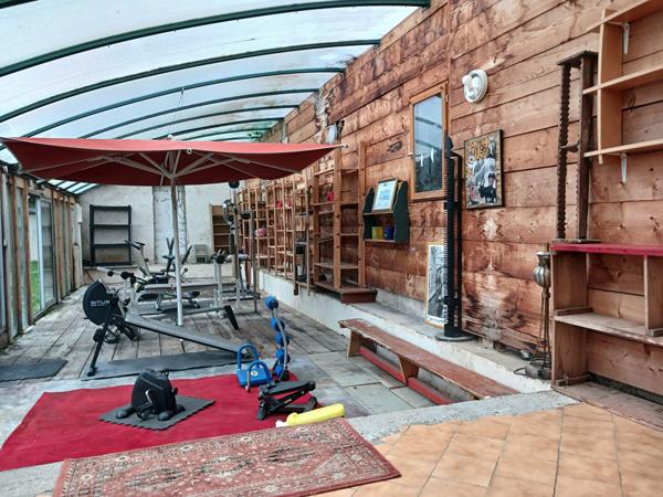 proche Rouen, cet ensemble immobilier chargé d'histoire à marqué les nuits Rouennaises des années 80, et bénéficie encore aujourd'hui d'une forte notoriété locale.