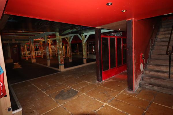 proche Rouen, cet ensemble immobilier chargé d'histoire à marqué les nuits Rouennaises des années 80, et bénéficie encore aujourd'hui d'une forte notoriété locale.