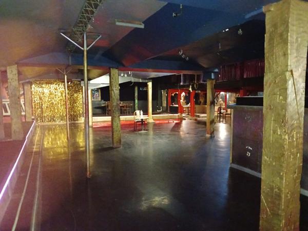 proche Rouen, cet ensemble immobilier chargé d'histoire à marqué les nuits Rouennaises des années 80, et bénéficie encore aujourd'hui d'une forte notoriété locale.