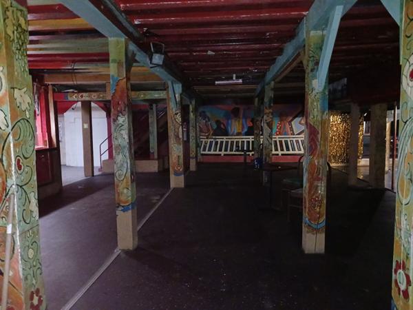 proche Rouen, cet ensemble immobilier chargé d'histoire à marqué les nuits Rouennaises des années 80, et bénéficie encore aujourd'hui d'une forte notoriété locale.