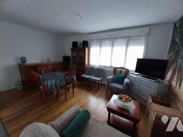 ARGENTRE DU PLESSIS. Proche centre bourg, charmante maison  de type 3, entièrement rénovée avec...