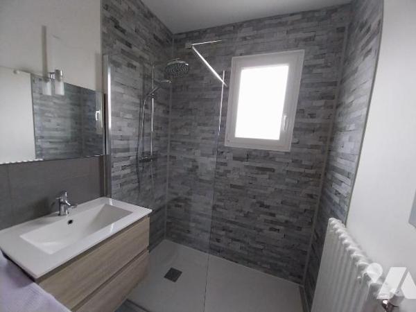 ARGENTRE DU PLESSIS. Proche centre bourg, charmante maison  de type 3, entièrement rénovée avec...