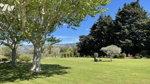 Mas de prestige entièrement rénové – CHEVAL-BLANC, versant sud du Luberon