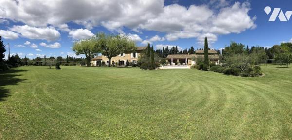 Mas de prestige entièrement rénové – CHEVAL-BLANC, versant sud du Luberon