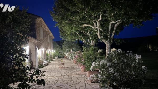 Mas de prestige entièrement rénové – CHEVAL-BLANC, versant sud du Luberon