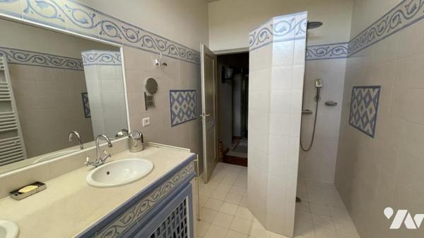 Mas de prestige entièrement rénové – CHEVAL-BLANC, versant sud du Luberon