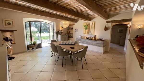 Mas de prestige entièrement rénové – CHEVAL-BLANC, versant sud du Luberon