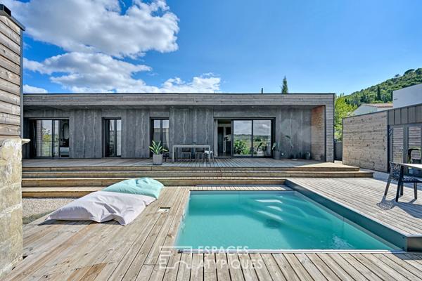 Un écrin contemporain : villa et annexe, avec vue imprenable