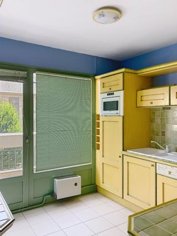 A vendre Angers Pasteur proche jardin des plantes, appartement type 2 à rafraîchir, 2ème étage, ascenseur, balcon, cuisine aménagée équipée, cave, place de parking privative en sous-sol. Arrêt de bus à 2 minutes à pieds.