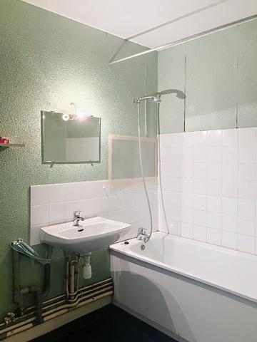 A vendre Angers Pasteur proche jardin des plantes, appartement type 2 à rafraîchir, 2ème étage, ascenseur, balcon, cuisine aménagée équipée, cave, place de parking privative en sous-sol. Arrêt de bus à 2 minutes à pieds.