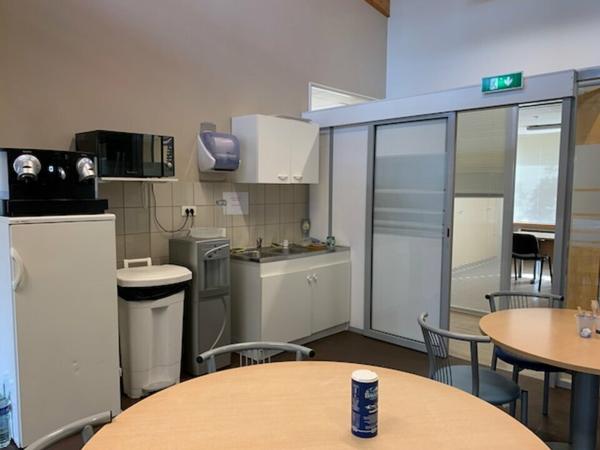 Bureaux à louer à Avignon sud dans AGROPARC, accès rapide A7, douche, salle de repas, parking