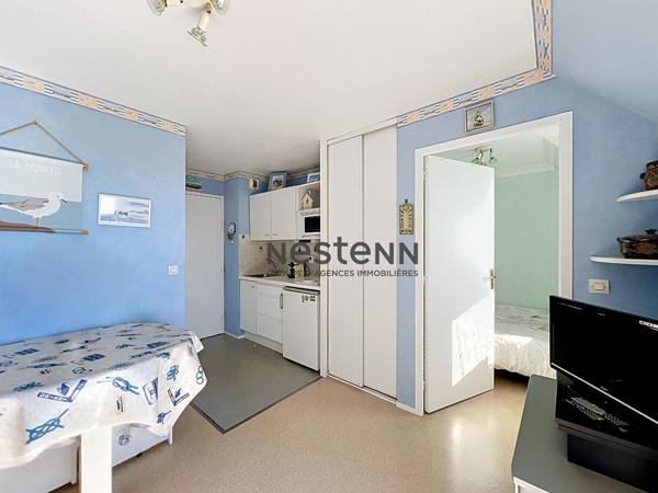 A vendre studio dernier étage avec coin nuit et balcon à deux pas de la plage