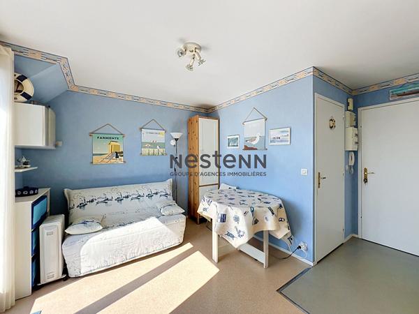 A vendre studio dernier étage avec coin nuit et balcon à deux pas de la plage