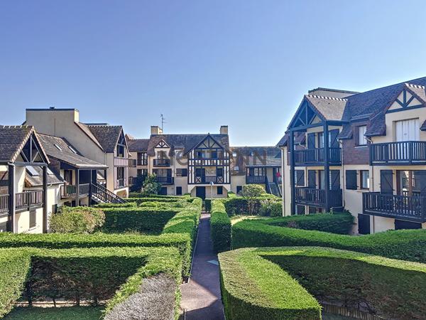 A vendre studio dernier étage avec coin nuit et balcon à deux pas de la plage