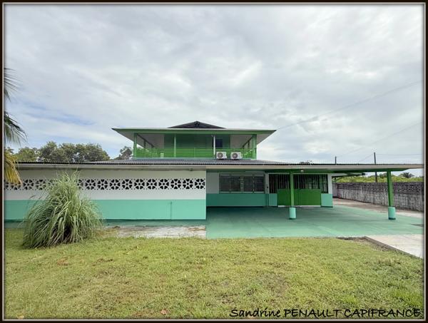 A VENDRE A KOUROU (GUYANE FRANCAISE) UNE CHARMANTE PROPRIETE DE 486 m² - DEUX APPARTEMENTS T3 - UN STUDIO - SUPERFICIE DU TERRAIN DE 5000 m² - AU PRIX DE 427000 €.
