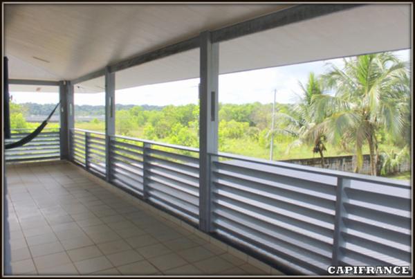 A VENDRE A KOUROU (GUYANE FRANCAISE) UNE CHARMANTE PROPRIETE DE 486 m² - DEUX APPARTEMENTS T3 - UN STUDIO - SUPERFICIE DU TERRAIN DE 5000 m² - AU PRIX DE 427000 €.