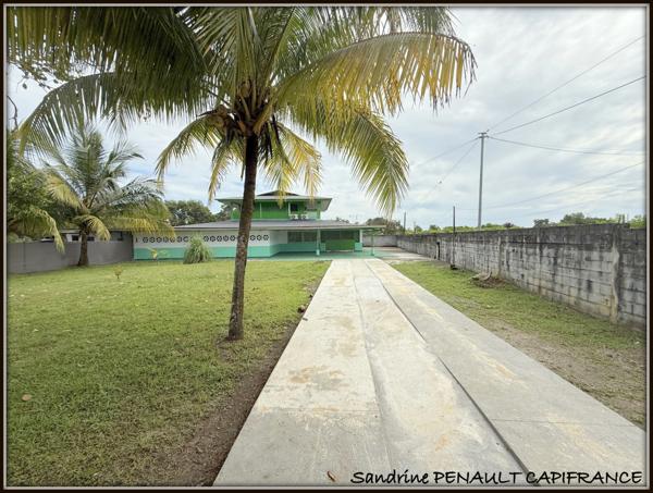 A VENDRE A KOUROU (GUYANE FRANCAISE) UNE CHARMANTE PROPRIETE DE 486 m² - DEUX APPARTEMENTS T3 - UN STUDIO - SUPERFICIE DU TERRAIN DE 5000 m² - AU PRIX DE 427000 €.