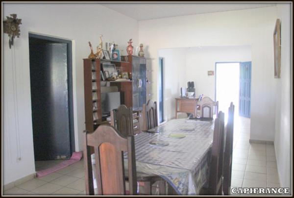 A VENDRE A KOUROU (GUYANE FRANCAISE) UNE CHARMANTE PROPRIETE DE 486 m² - DEUX APPARTEMENTS T3 - UN STUDIO - SUPERFICIE DU TERRAIN DE 5000 m² - AU PRIX DE 427000 €.