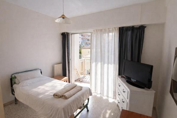 Étage complet d'un immeuble Nice 8 studios avec balcons ou terrasses, total 150 m2