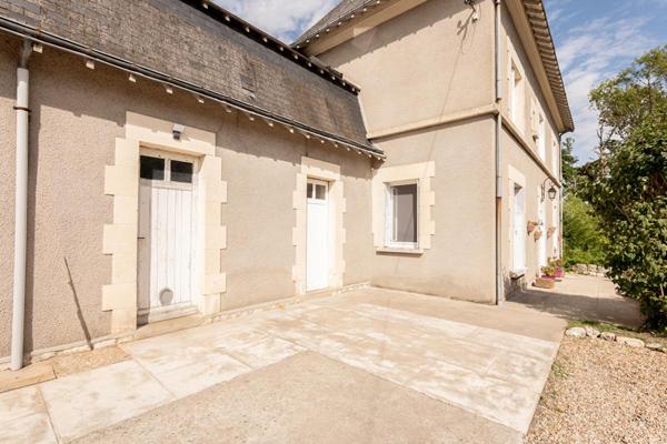 LIEUX UNIQUES ® - PROPRIÉTÉS PRIVÉES Blois-Chambord PROPOSE DEUX MAISONS DES ANNEES 50 SUR 4.6 HA DE TERRAIN