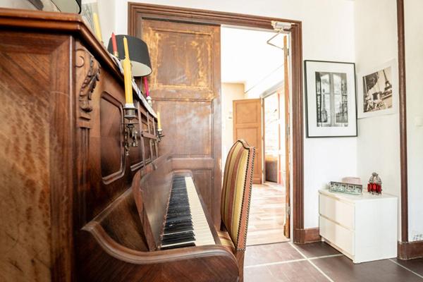 LIEUX UNIQUES ® - PROPRIÉTÉS PRIVÉES Blois-Chambord PROPOSE DEUX MAISONS DES ANNEES 50 SUR 4.6 HA DE TERRAIN