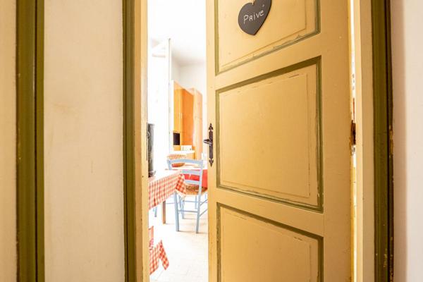 LIEUX UNIQUES ® - PROPRIÉTÉS PRIVÉES Blois-Chambord PROPOSE DEUX MAISONS DES ANNEES 50 SUR 4.6 HA DE TERRAIN