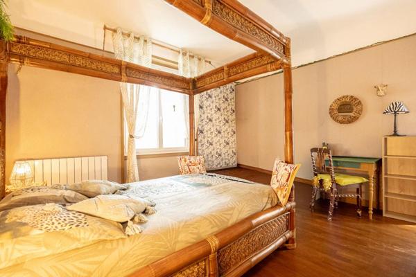 LIEUX UNIQUES ® - PROPRIÉTÉS PRIVÉES Blois-Chambord PROPOSE DEUX MAISONS DES ANNEES 50 SUR 4.6 HA DE TERRAIN