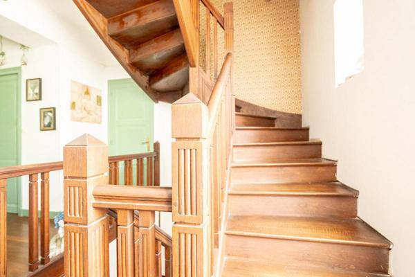 LIEUX UNIQUES ® - PROPRIÉTÉS PRIVÉES Blois-Chambord PROPOSE DEUX MAISONS DES ANNEES 50 SUR 4.6 HA DE TERRAIN