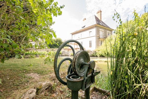 LIEUX UNIQUES ® - PROPRIÉTÉS PRIVÉES Blois-Chambord PROPOSE DEUX MAISONS DES ANNEES 50 SUR 4.6 HA DE TERRAIN