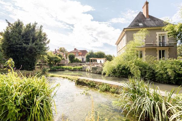LIEUX UNIQUES ® - PROPRIÉTÉS PRIVÉES Blois-Chambord PROPOSE DEUX MAISONS DES ANNEES 50 SUR 4.6 HA DE TERRAIN
