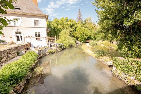 LIEUX UNIQUES ® - PROPRIÉTÉS PRIVÉES Blois-Chambord PROPOSE DEUX MAISONS DES ANNEES 50 SUR 4.6 HA DE TERRAIN