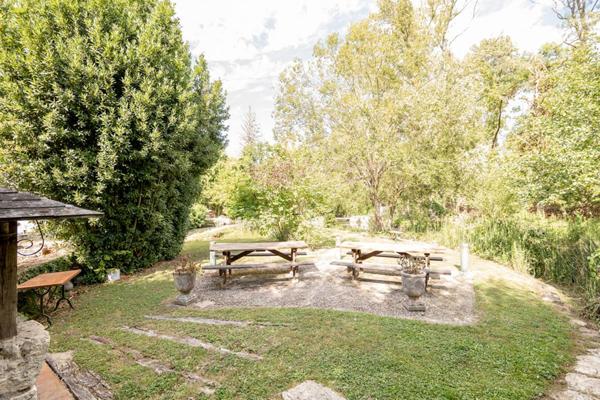 LIEUX UNIQUES ® - PROPRIÉTÉS PRIVÉES Blois-Chambord PROPOSE DEUX MAISONS DES ANNEES 50 SUR 4.6 HA DE TERRAIN