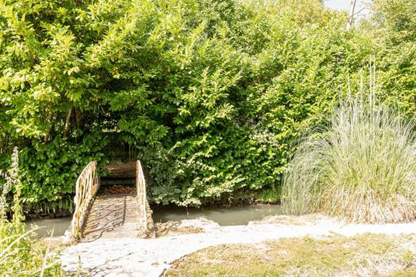 LIEUX UNIQUES ® - PROPRIÉTÉS PRIVÉES Blois-Chambord PROPOSE DEUX MAISONS DES ANNEES 50 SUR 4.6 HA DE TERRAIN