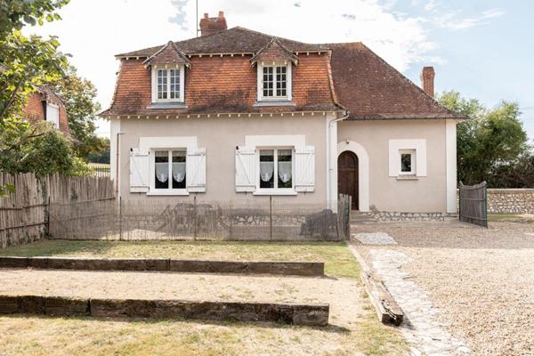 LIEUX UNIQUES ® - PROPRIÉTÉS PRIVÉES Blois-Chambord PROPOSE DEUX MAISONS DES ANNEES 50 SUR 4.6 HA DE TERRAIN