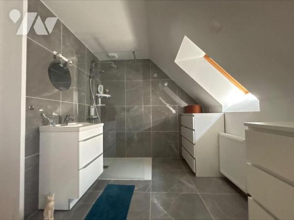 En exclusivité - ESTAIRES proche centre-ville

Dès l'entrée, vous serez séduit par la belle p...