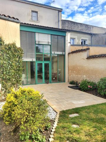 belle maison en pierre avec un T2 loué.