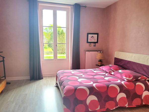 belle maison en pierre avec un T2 loué.