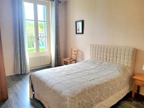 belle maison en pierre avec un T2 loué.