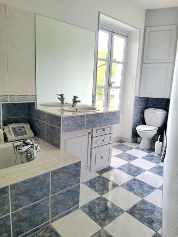 belle maison en pierre avec un T2 loué.