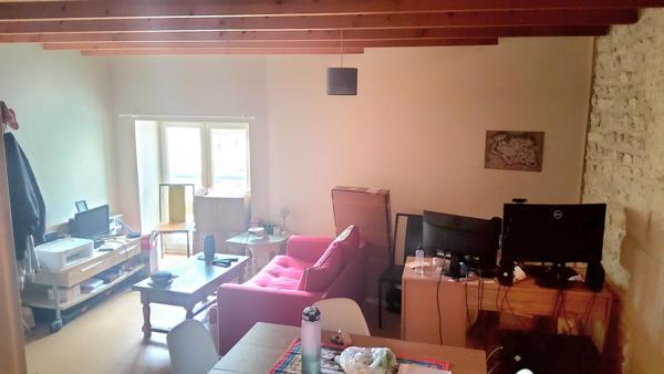 belle maison en pierre avec un T2 loué.