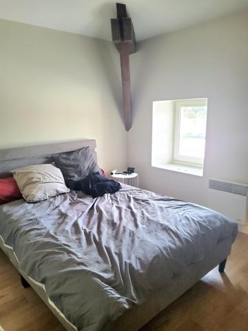 belle maison en pierre avec un T2 loué.