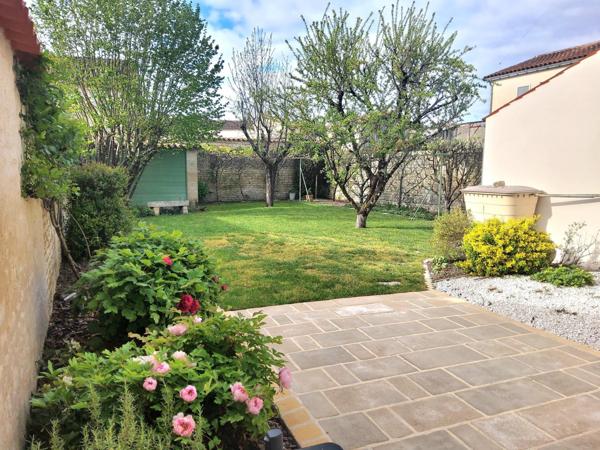 belle maison en pierre avec un T2 loué.