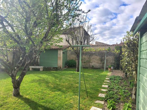 belle maison en pierre avec un T2 loué.