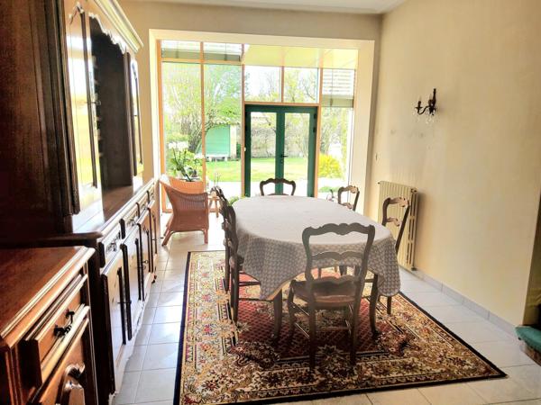 belle maison en pierre avec un T2 loué.